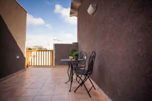 Uma varanda ou terraço em Tslil Suite