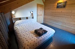 una camera da letto con un letto con un arco sopra di Chalet La Merlerie a Morzine