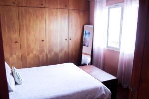 カニコにあるVilla Donna Nadia 112のベッドルーム(白いベッド1台、窓付)