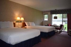 En eller flere senge i et værelse på Country Club Motel