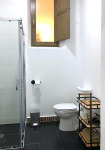 カセレスにあるCaesarina IIのバスルーム(トイレ付)、壁にキャビネットが備わります。