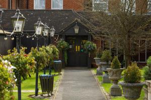 una casa con una puerta negra y algunas flores en The Victoria Hotel, en Canterbury