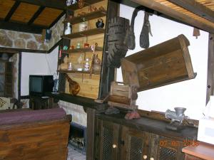 Cette chambre dispose d'un mobilier en bois et d'une boîte en bois. dans l'établissement Rural Bellavista, à Buenavista