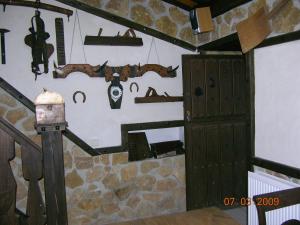 Cette chambre est dotée d'un mur avec des armes et d'une porte. dans l'établissement Rural Bellavista, à Buenavista