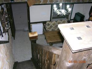 une salle avec un comptoir, une table et des chaises dans l'établissement Rural Bellavista, à Buenavista