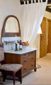 Zimmer mit einer Kommode mit einem Spiegel und einem Stuhl in der Unterkunft Grünes Tor in Schmalkalden
