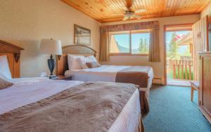ein Hotelzimmer mit 2 Betten und einem Fenster in der Unterkunft The Crossing in Saskatchewan River Crossing