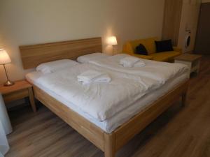 1 dormitorio con 1 cama y 2 toallas blancas en Apartment Potter en Brno