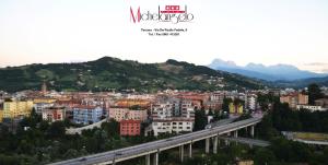 uitzicht op een stad met een brug en gebouwen bij Hotel Michelangelo in Teramo