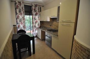 cocina pequeña con mesa y fogones en Babylon Appartments, en Marrakech