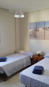 コルドバにあるBalcón de la Estaciónのベッドルーム1室(ベッド2台付)が備わります。ビーチの写真を用意しています。