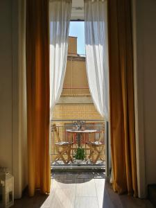 ナポリにあるcasa vacanza il sole di Napoliの窓からテーブルと椅子を望めます。