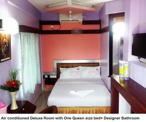 an apartment bedroom with a bed with one queen size bedceptor bedroom at Abimon Residency Kollur in Kollūru