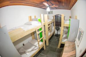 Katil dua tingkat atau katil-katil dua tingkat dalam bilik di Social Ilha Grande Hostel