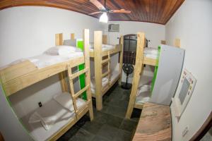 Un ou plusieurs lits superposés dans un hébergement de l'établissement Social Ilha Grande Hostel