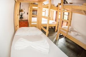 Двох'ярусне ліжко або двоярусні ліжка в номері Social Ilha Grande Hostel