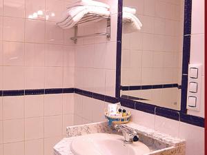 a bathroom with a sink and a mirror at La Posada de Los Comediantes in Almagro