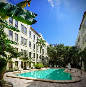 Swimming pool sa o malapit sa Palm Beach Historic Hotel Petite Retreat 1 block to beach! New bed! Improved Internet! Valet parking included!