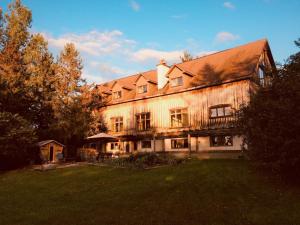 una grande casa in legno con un cortile di fronte di La Grange Country Inn a Wakefield