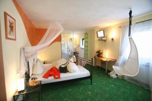 Ein Bett oder Betten in einem Zimmer der Unterkunft Hotel Am Hirschhorn - Wellness - Spa - and more