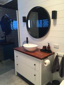uma casa de banho com um lavatório e um espelho em The Retreat em Nicholls Rivulet