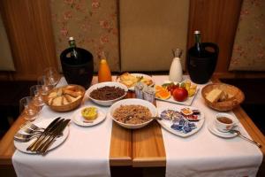 una mesa con muchos platos de comida. en Chata Bajama en Bedřichov
