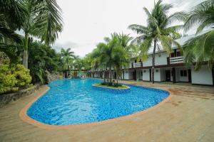 Bazén v ubytování Bataan White Corals Beach Resort nebo v jeho okolí