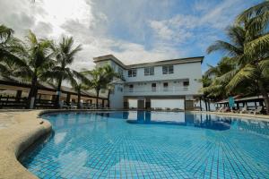 Bazén v ubytování Bataan White Corals Beach Resort nebo v jeho okolí