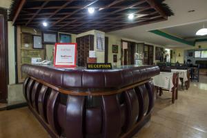 een bar in een restaurant met een bruin vat bij RedDoorz near Balai Kota Malang in Malang