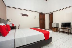 Giường trong phòng chung tại RedDoorz near Balai Kota Malang