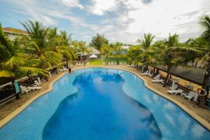 Bazén v ubytování Bataan White Corals Beach Resort nebo v jeho okolí + 27 fotografií
