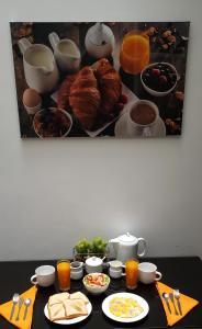een tafel met voedsel en bekers en borden met voedsel bij Starlight Inn in Pisco