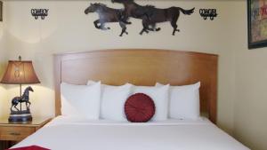Postel nebo postele na pokoji v ubytování Historic Plains Hotel
