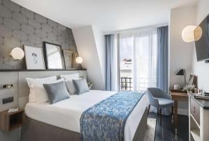 Habitación de hotel con cama grande y ventana en Best Western Plus La Demeure, en París