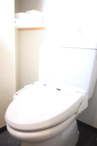 ein Bad mit einem weißen WC in einem Zimmer in der Unterkunft Tanimachi 4chome 4F in Osaka