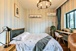 Postel nebo postele na pokoji v ubytování Hangzhou Yuhang District ·Locals Apartment· Xixi Wetland ·00141260 Locals Apartment 00141260