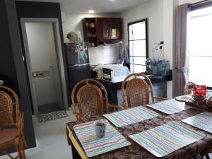 y cocina con mesa, sillas y nevera. en New Loft Modern Home en Hang Dong