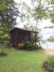 une petite cabine sur la plage avec une cour herbeuse dans l'établissement Bangbaobeach Resort, à Ko Chang