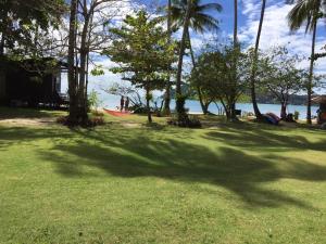 チャン島にあるバンバオ ビーチ リゾートの海岸の木陰