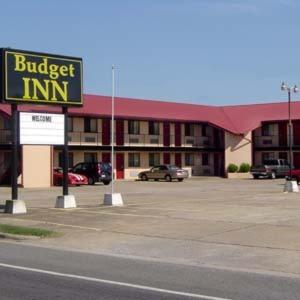 un bâtiment avec un panneau d'auberge de hamburgers dans un parking dans l'établissement Budget Inn-Gadsden, à Gadsden