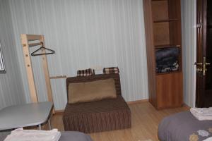 een woonkamer met een bank en een tafel bij Nunua's Bed and Breakfast in Tbilisi City