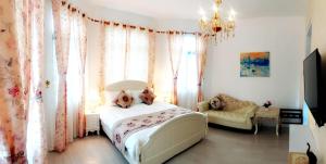 A television and/or entertainment centre at Gihak Homestay