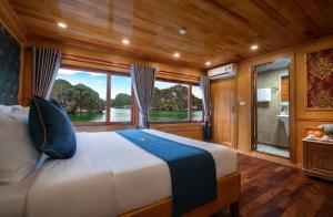 Venezia Cruises في ها لونغ: غرفة نوم بسرير ونافذة على قارب
