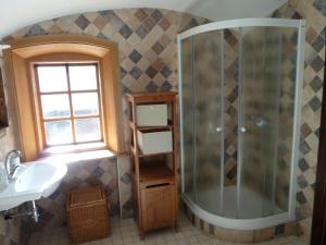 y baño con ducha y lavamanos. en Apartment Bohinjčan, en Bohinj