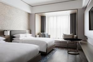 Postel nebo postele na pokoji v ubytování Clark Marriott Hotel