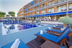Bazén v ubytovaní Hotel Port Salins by Pierre & Vacances alebo v jeho blízkosti