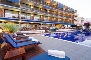 a hotel with a swimming pool and a building at Hotel Port Salins by Pierre & Vacances in Empuriabrava