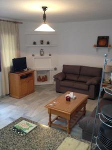 sala de estar con sofá y mesa de centro en Costa del Sol apartment, en Benalmádena