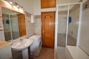 Un baño con lavabo, ducha e inodoro. en Casa Vacanze Zio Gionni, en Roma 54 fotos más