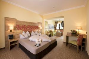 een hotelkamer met een bed en een woonkamer bij Hotel Post am See in Pertisau +37 foto's